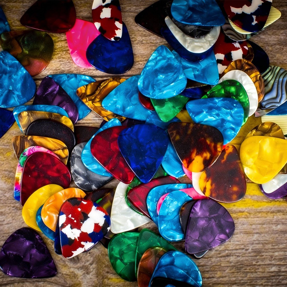 84 個 0.46 ミリメートル混合色セルロイドギターピック - Electric Guitar Pick Pack のレビューと価格